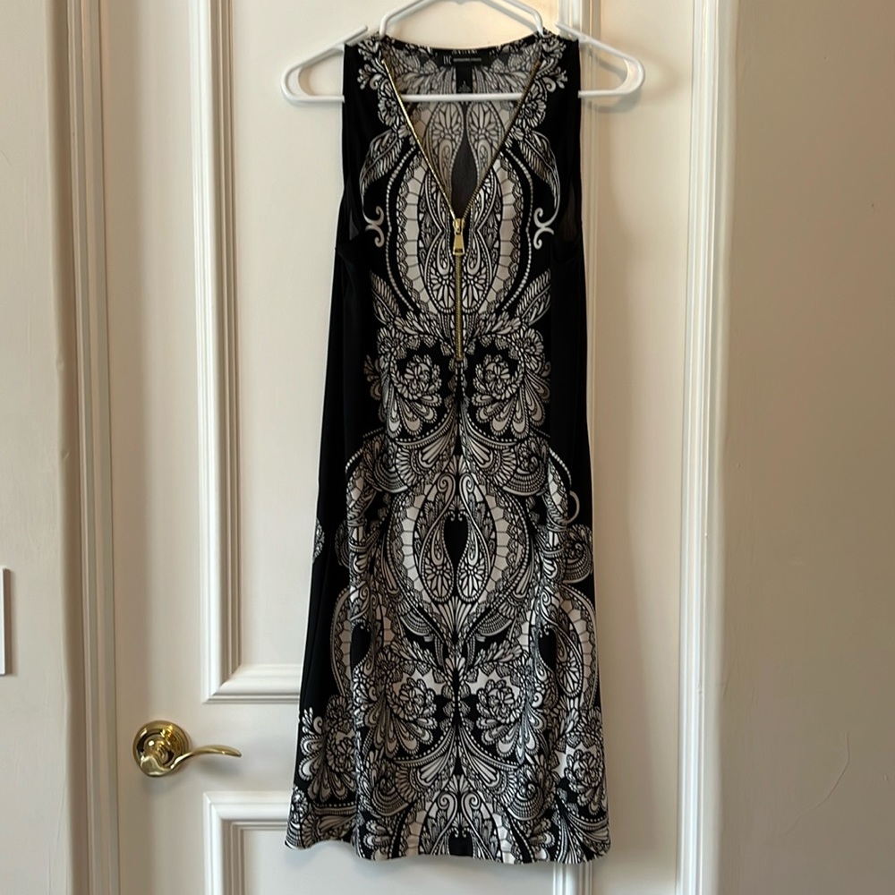 Beautiful zipper front sleeveless dress, size small